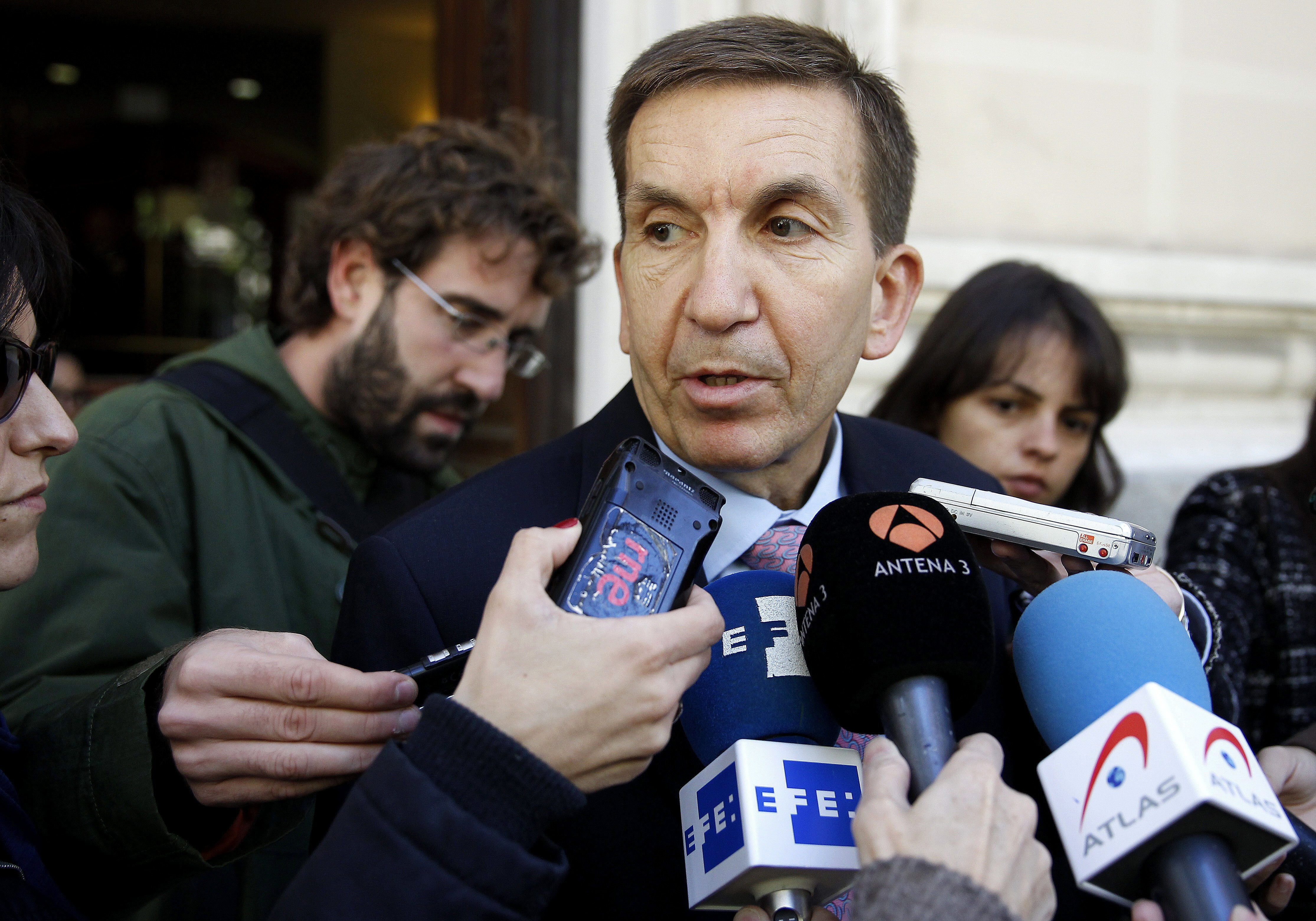 Moix, tras ser preguntado por su sociedad 'offshore': "Es ético que los hijos hereden de los padres" Moix, tras ser preguntado por su sociedad 'offshore': "Es ético que los hijos hereden de los padres"