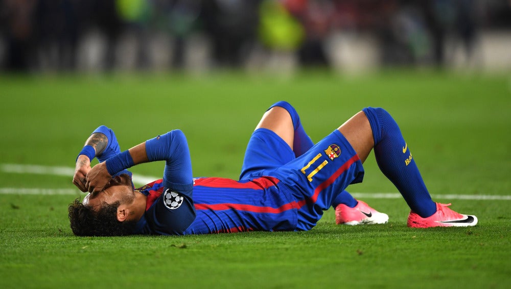 Neymar, derrumbado en el césped del Camp Nou tras el partido