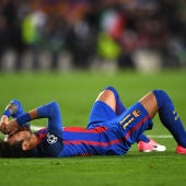 Neymar, derrumbado en el césped del Camp Nou tras el partido