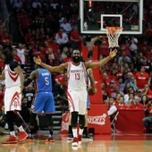 James Harden celebra una canasta frente a los Thunder James Harden celebra una canasta frente a los Thunder
