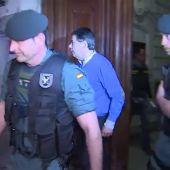 Frame 33.72 de: Ignacio González pasa su primera noche detenido a la espera de que comparezca ante el juez