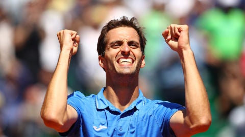 Albert Ramos celebra la victoria en Montecarlo