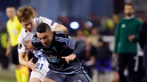 Iago Aspas lucha por hacerse con un balón con Jere Uronen Iago Aspas lucha por hacerse con un balón con Jere Uronen