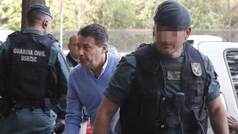 Ignacio Gonz&aacute;lez con agentes de la UCO