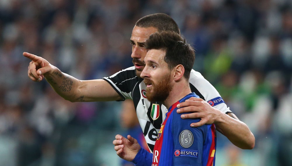 Bonucci le señala a Messi la grada tras el partido