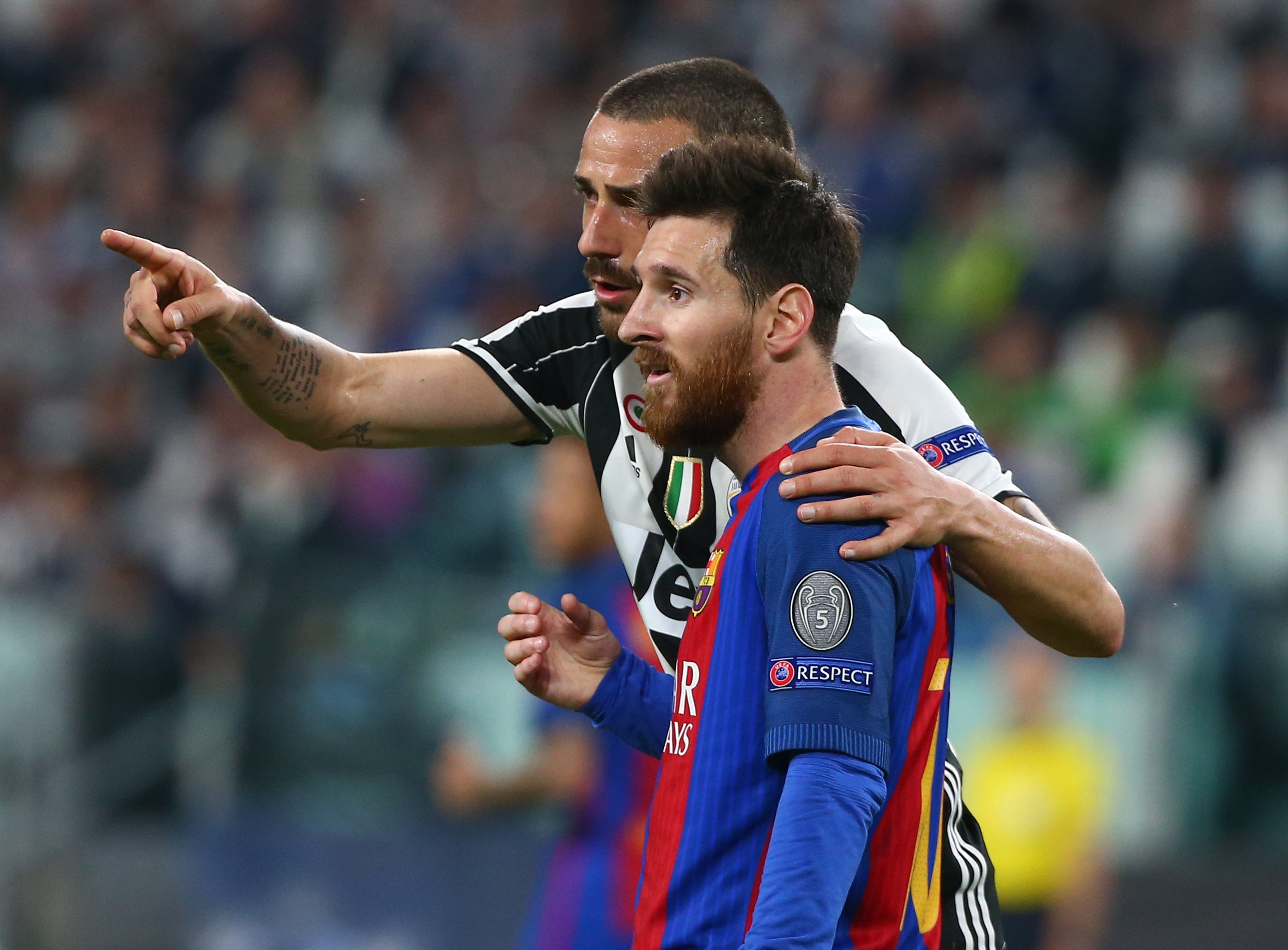 Bonucci le pide la camiseta a Messi en pleno partido y Chiellini le reprende así Bonucci le pide la camiseta a Messi en pleno partido y Chiellini le reprende así