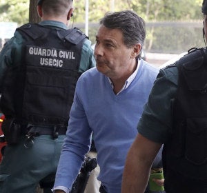 Ignacio González con agentes de la UCO Ignacio González con agentes de la UCO