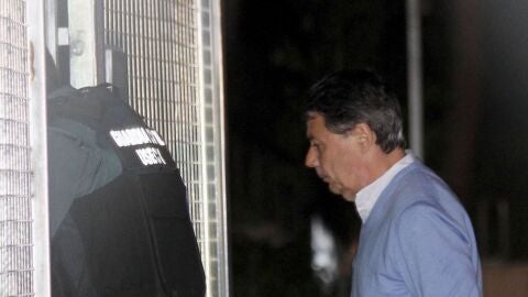 Ignacio Gonz&aacute;lez llega a la Comandancia de la Guardia Civil de Tres Cantos