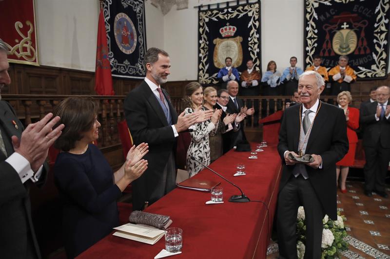 Eduardo Mendoza recibe el Premio Cervantes de manos de Felipe VI Eduardo Mendoza recibe el Premio Cervantes de manos de Felipe VI