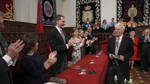 El escritor catal&aacute;n Eduardo Mendoza, es aplaudido tras recibir hoy el Premio Cervantes de manos de Felipe V
