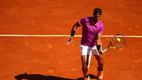 Rafa Nadal hace una volea durante su partido contra Zverev Rafa Nadal hace una volea durante su partido contra Zverev
