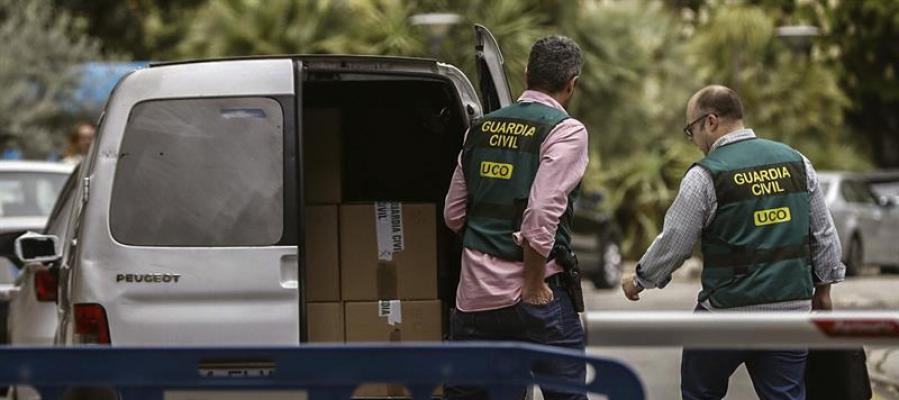 Agentes de la UCO realizan un registro Agentes de la UCO realizan un registro