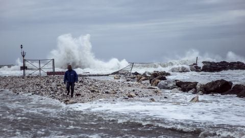 Fuerte oleaje en la playa de la Misericordia en M&aacute;laga