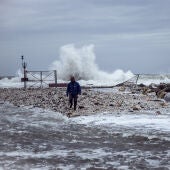Fuerte oleaje en la playa de la Misericordia en Málaga