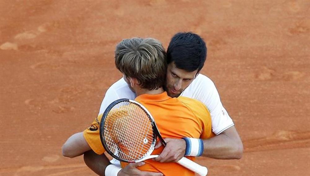 Djokovic abraza a Goffin.