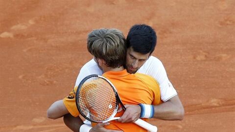 Djokovic abraza a Goffin.