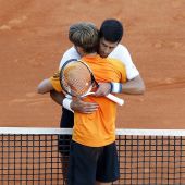 Djokovic abraza a Goffin.