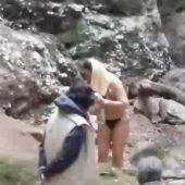 Mujer lavándose el pelo en el paraje natural del Torrent Es Freu en la Sierra de Tramuntana de Mallorca