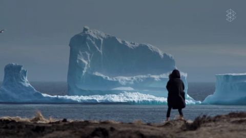 Frame 17.120703 de: Un iceberg gigante sorprende a un pueblo de Canad&aacute;