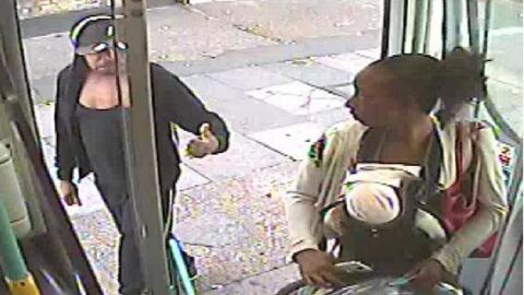 La mujer sube con el beb&eacute; muerto en el autob&uacute;s