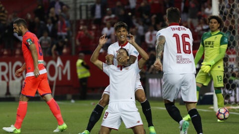 Ganso celebra junto a sus compa&ntilde;eros del Sevilla uno de sus goles ante el Granada