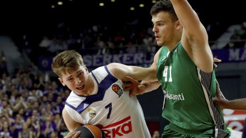 Luka Doncic intenta entrar a canasta
