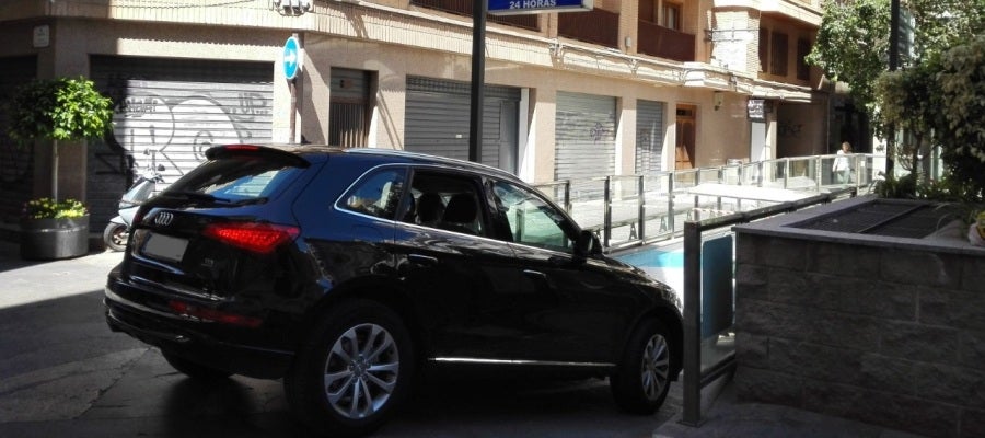 Un vehículo accede al aparcamiento del Gran Teatro de Elche. Un vehículo accede al aparcamiento del Gran Teatro de Elche.