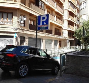 Un vehículo accede al aparcamiento del Gran Teatro de Elche. Un vehículo accede al aparcamiento del Gran Teatro de Elche.