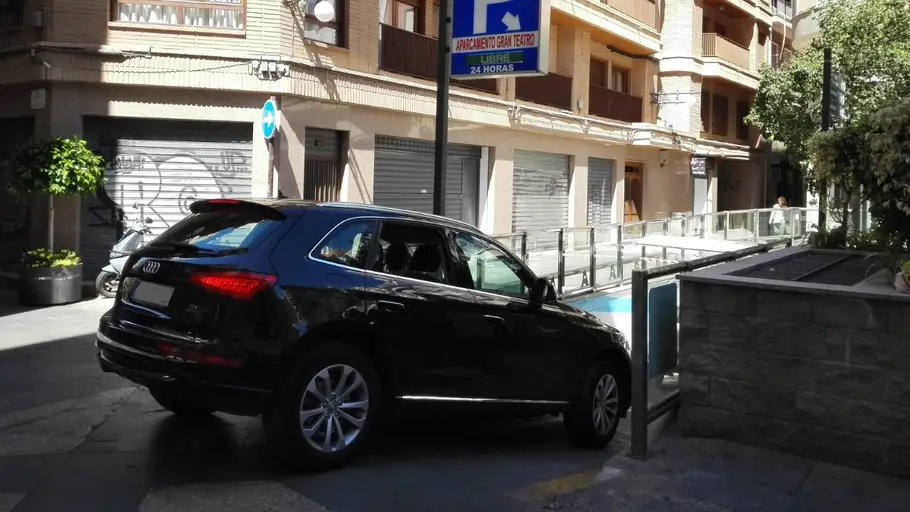 Un vehículo accede al aparcamiento del Gran Teatro de Elche. Elche
