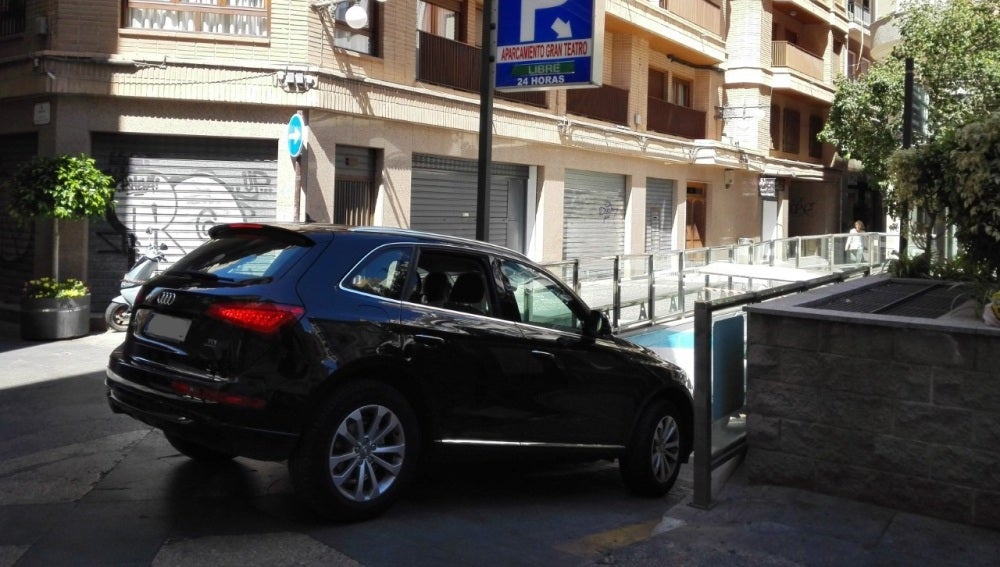 Un vehículo accede al aparcamiento del Gran Teatro de Elche.