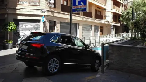 Un vehículo accede al aparcamiento del Gran Teatro de Elche. Elche
