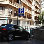 Un vehículo accede al aparcamiento del Gran Teatro de Elche. Un vehículo accede al aparcamiento del Gran Teatro de Elche.