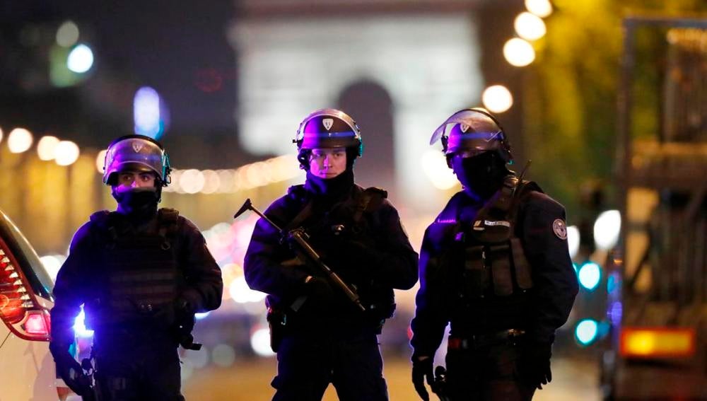 Oficiales de Policía en los Campos Elíseos de París