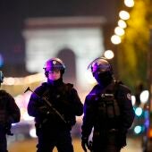 Oficiales de Policía en los Campos Elíseos de París