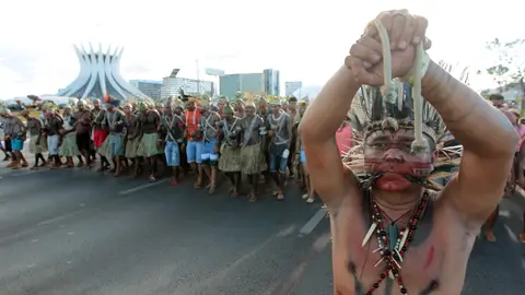 Tribus indígenas reclaman sus tierras (28-04-2017) Miles de indios exigen en Brasilia (Brasil) la demarcación de sus tierras indígenas