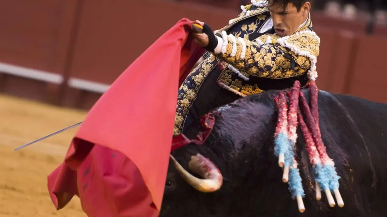 El diestro Jose María Manzanares con su segundo toro durante la corrida de la feria de Abril de Sevilla
