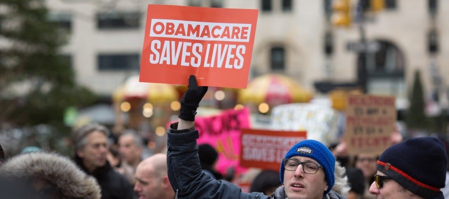 Un manifestante sostiene un cartel con el mensaje 'Obamacare salva vidas' Un manifestante sostiene un cartel con el mensaje 'Obamacare salva vidas'