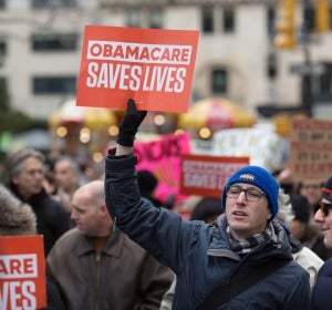 Un manifestante sostiene un cartel con el mensaje 'Obamacare salva vidas' Un manifestante sostiene un cartel con el mensaje 'Obamacare salva vidas'