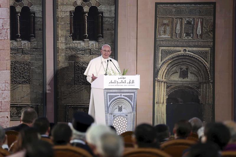 El Papa pide ante líderes musulmanes en Egipto el "no" a la violencia en nombre de la religión El Papa pide ante líderes musulmanes en Egipto el "no" a la violencia en nombre de la religión