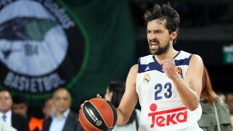 Sergio Llull controlando la bola
