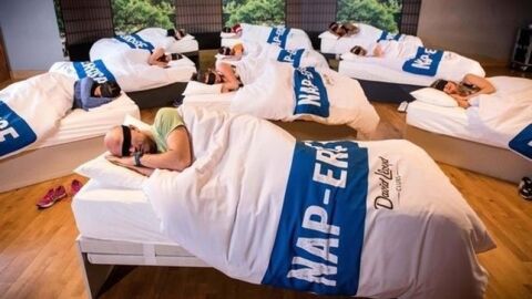 Un gimnasio ofrece clases de siesta de 45 minutos para padres cansados