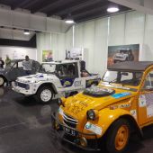 Tres de los vehículos clásicos que forman parte de la exposición en el Centro de Congresos de Elche.