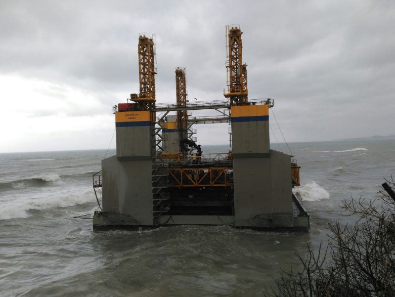 Una plataforma de 20 metros de altura encalla en la costa de Benalmádena Una plataforma de 20 metros de altura encalla en la costa de Benalmádena