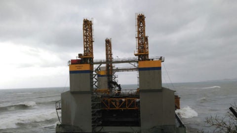 Plataforma a la deriva en Benalm&aacute;dena