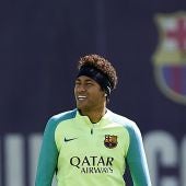 Neymar durante un entrenamiento con el Barcelona