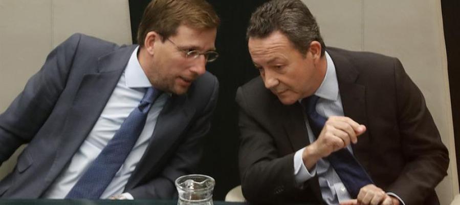 Los ediles populares en el Ayuntamiento de Madrid Iñigo Henríquez de Luna y José Luis Martínez Almeida, candidatos a sustituir a Esperanza Aguirre como portavoz del grupo municipal del PP, durante el pleno celebrado el 28 de abril. Los ediles populares en el Ayuntamiento de Madrid Iñigo Henríquez de Luna y José Luis Martínez Almeida, candidatos a sustituir a Esperanza Aguirre como portavoz del grupo municipal del PP, durante el pleno celebrado el 28 de abril.