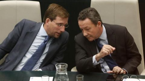  Los ediles populares en el Ayuntamiento de Madrid I&ntilde;igo Henr&iacute;quez de Luna y Jos&eacute; Luis Mart&iacute;nez Almeida, candidatos a sustituir a Esperanza Aguirre como portavoz del grupo municipal del PP, durante el pleno celebrado el 28 de abril. 