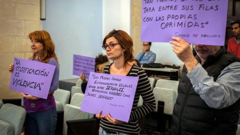 El pleno del Ayuntamiento de Jerez ha aprobado instar a Dorna -la empresa organizadora del Mundial de Motociclismo- a eliminar pr&aacute;cticas que utilizan el cuerpo de la mujer como "adorno y reclamo" para "captar la atenci&oacute;n del p&uacute;blico" en los eventos que promueva en el circuito.