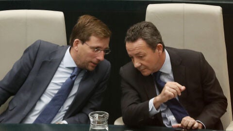 &Iacute;&ntilde;igo Henr&iacute;quez de Luna y Jos&eacute; Luis Mart&iacute;nez-Almeida durante el pleno