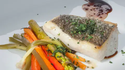 Merluza con verduras en papillote Merluza con verduras en papillote